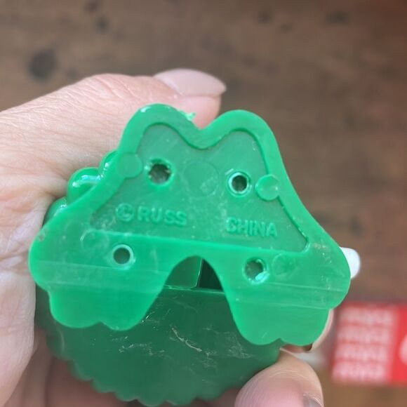 Collection of 4 plastic M & M ornament, wind up toys & top - Picture 11 of 12